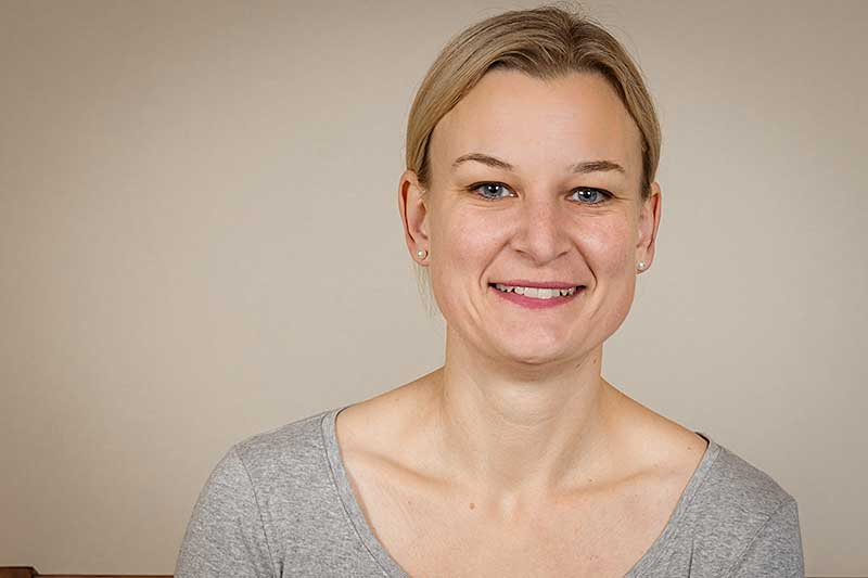 Freie Trauerrednerin Jana Altmann, Portrait.